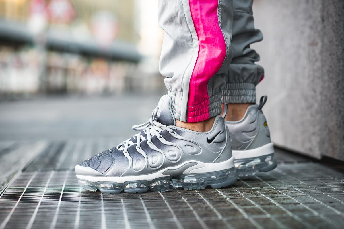 nike vapormax plus rainbow black